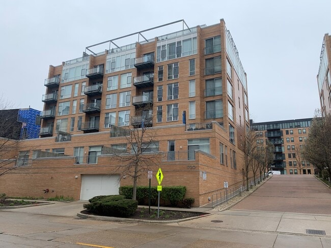 Building Photo - 1720 Oak Ave
