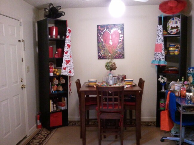 Comedor en cocina con ventilador de techo. - 119 Michael Dr