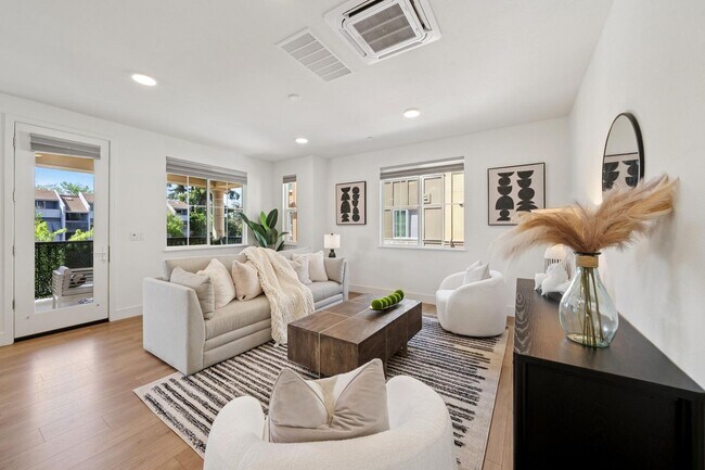 Foto del edificio - Modern 2021 Townhome | 3BD | EV Charger | Near Google & Downtown Mountain View