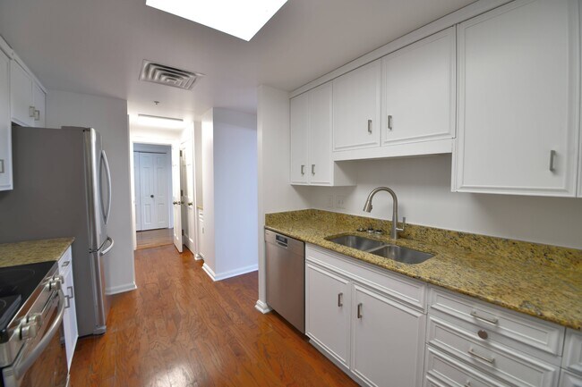 Building Photo - 2121 S Yorktown Ave