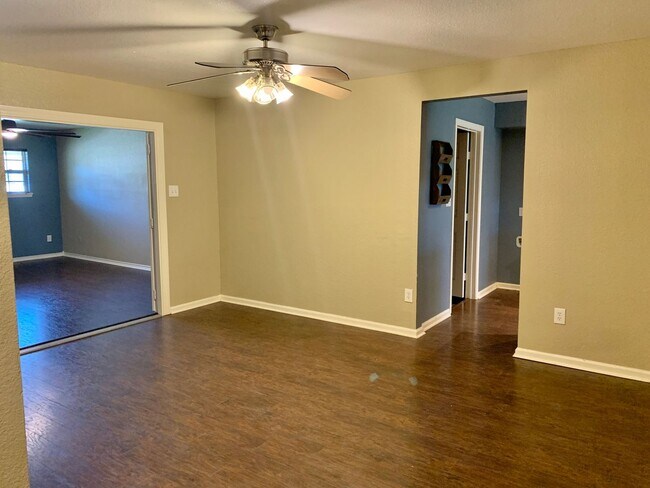Foto del edificio - 4918 Branscomb Dr