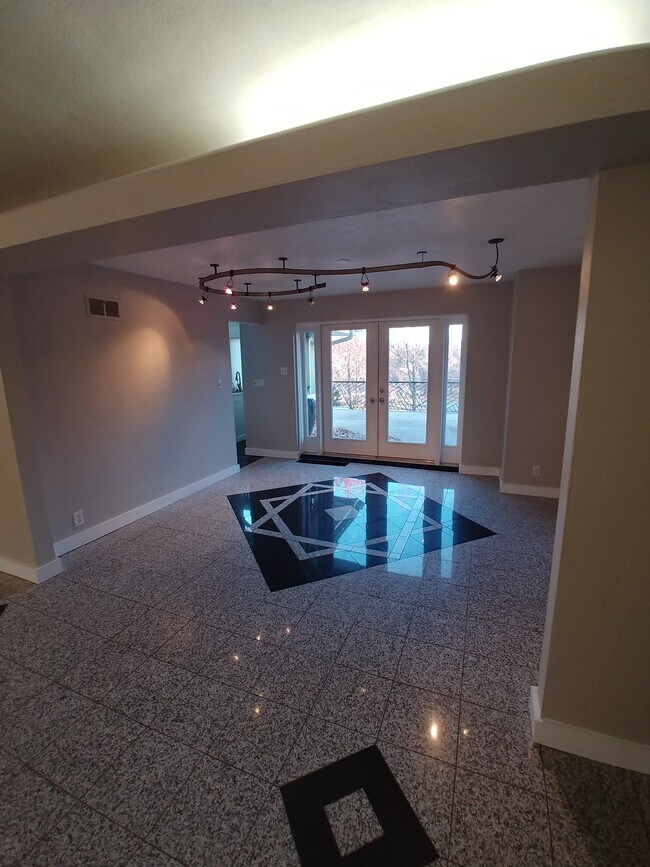 Dining Room - 3 Saint Marys