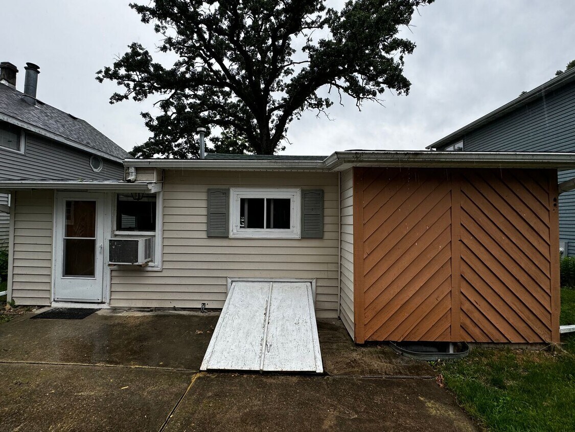 Primary Photo - $925 - 2 Bed/1 Bath Lake Front Home