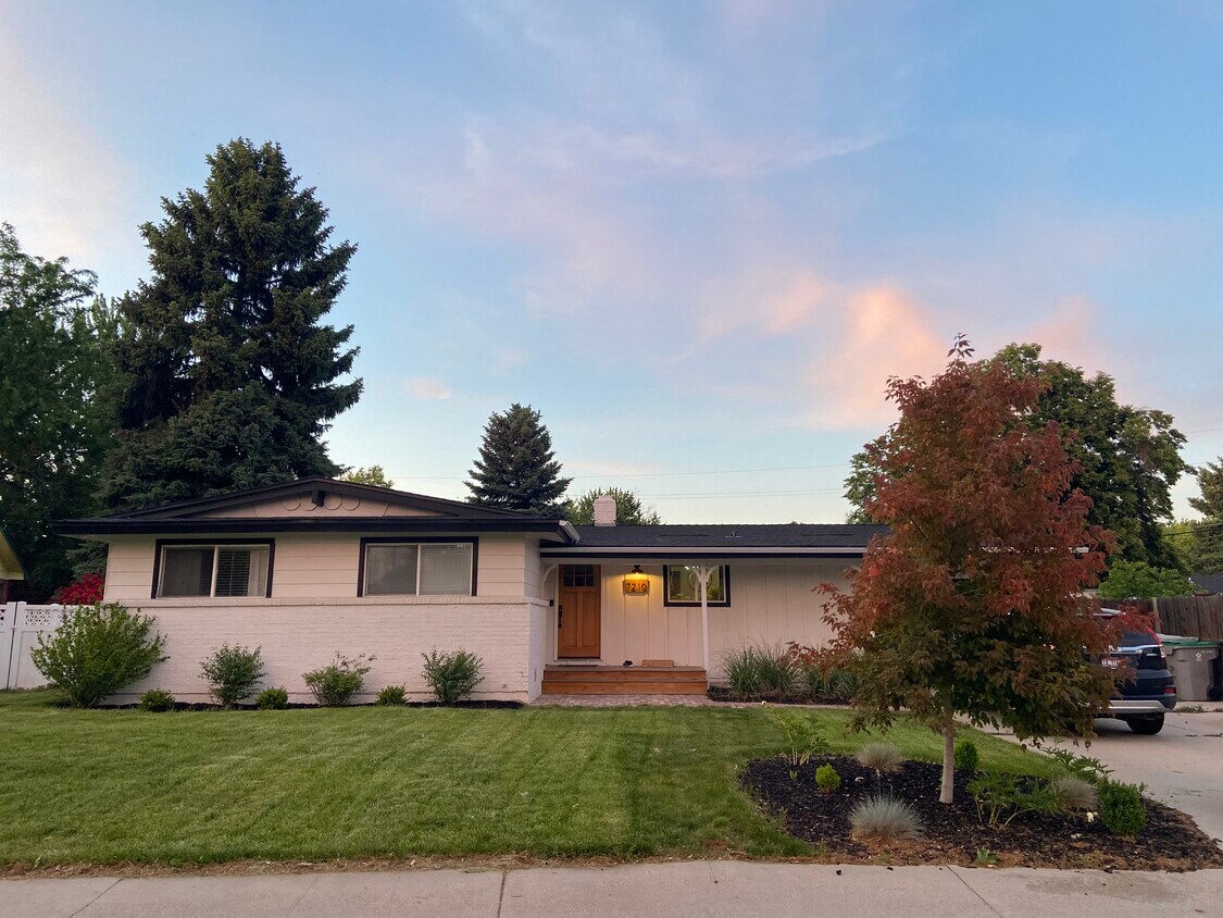 Primary Photo - 7210 W Brookover Dr