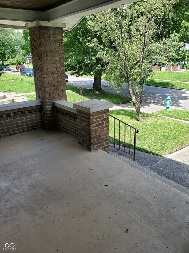 Foto del edificio - 404 N Riley Ave