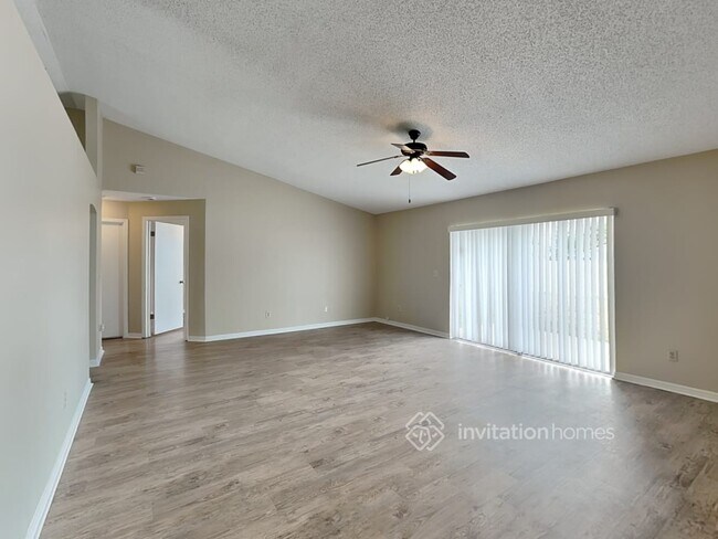 Foto del edificio - 12323 Mustard St