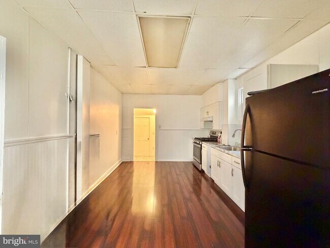 Building Photo - 122 Landing St