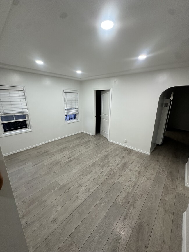 Building Photo - 556 W 92nd St