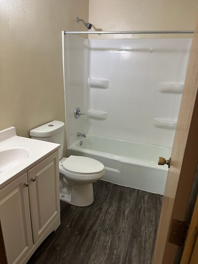 Foto del edificio - Forestview 2 Bedroom Lower Apartment