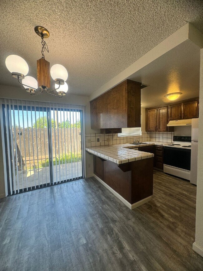 Foto del edificio - Two Bedroom Townhome Available mid-November