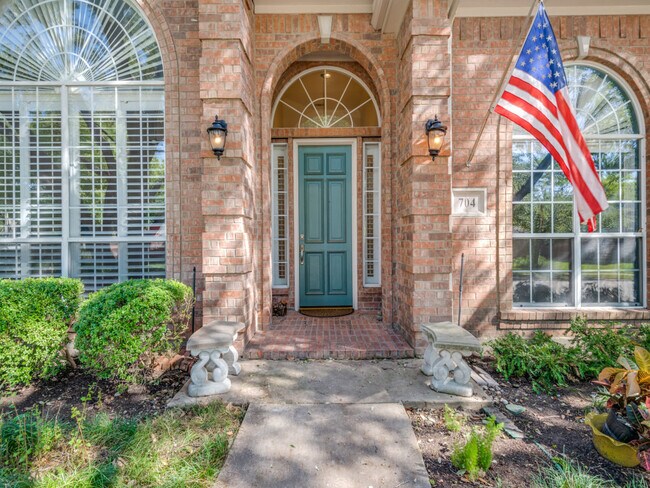 Building Photo - 704 Twin Creeks Dr