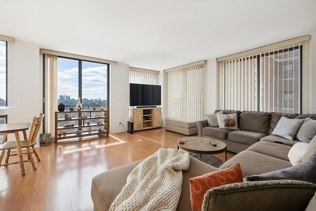 Building Photo - 345 W Fullerton Pkwy