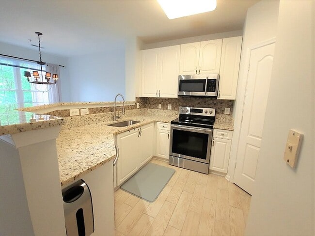 Building Photo - 1BR Condo in Upscale Highview. Enjoy Resor...