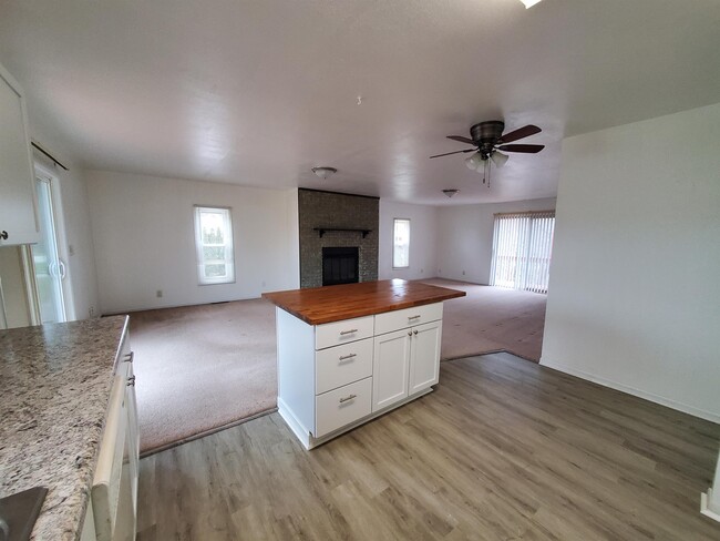 Building Photo - 8775 Shore Dr