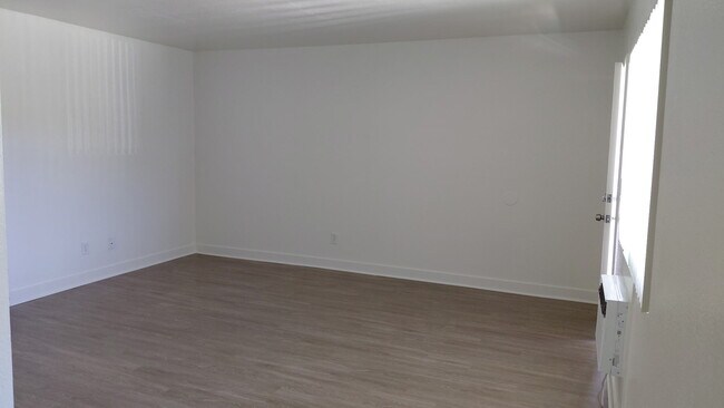 Living Area - 25 New York St