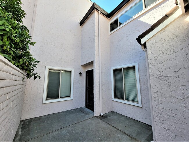 Building Photo - 2553 Lancaster Ct