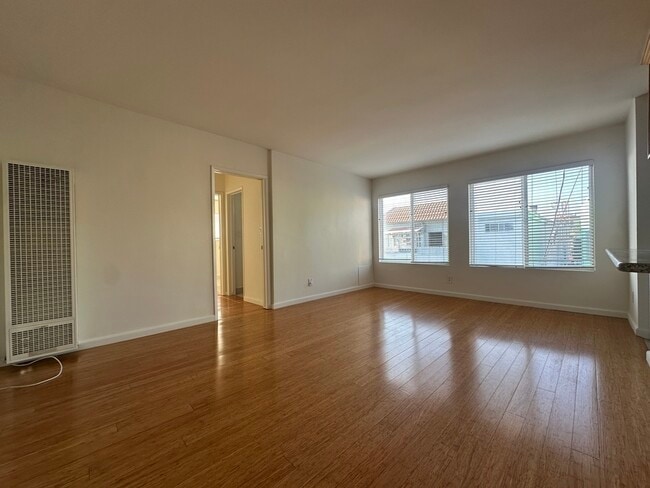 Foto del edificio - 23 Thornton Ave