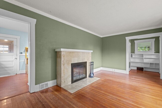 Building Photo - Classic Tacoma Charm with Room to Breathe....