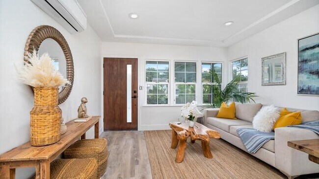 Building Photo - Charming 3bed 2bath