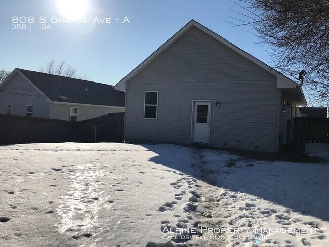 Building Photo - 3 Bed/1 Bath with All Utilities Included!!