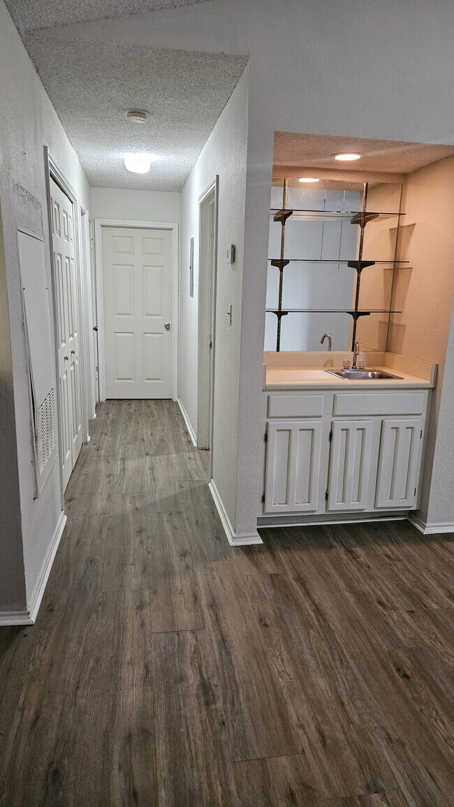 Barra húmeda y pasillo - 1202 Thorpe Ln