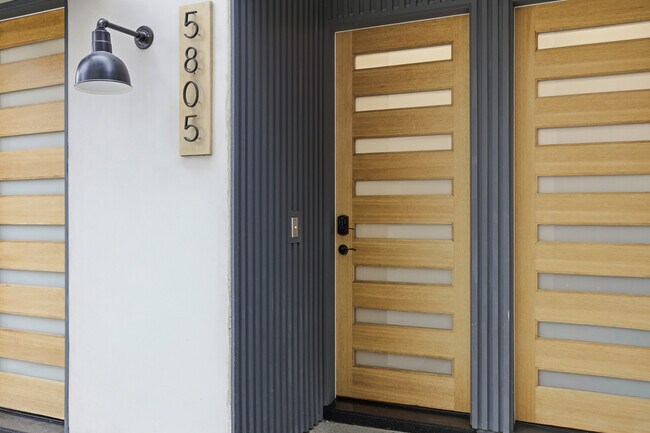 Foto del edificio - 5805 Kester Ave