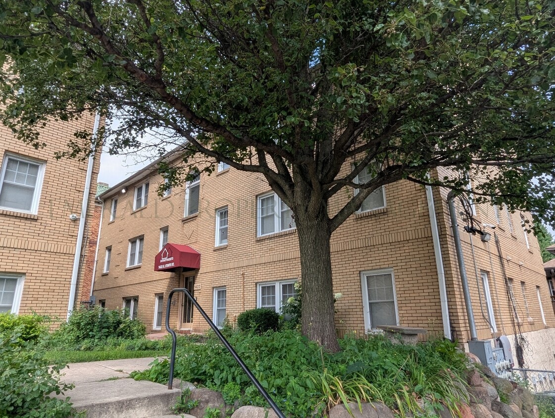 Primary Photo - 1422 E State St