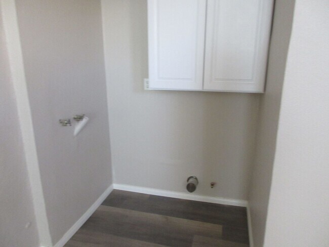 Building Photo - Newly Renovated 2bd 1 ba