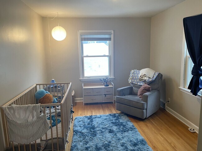 dormitorio de la planta principal - 5349 Portland Ave