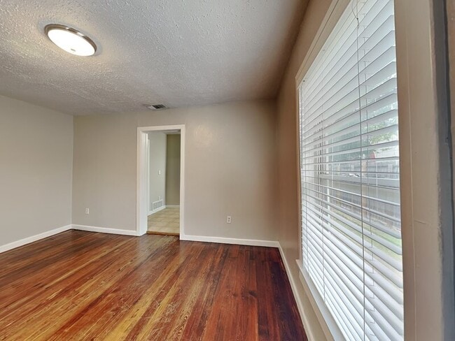 Building Photo - 2015 McMillan Ave