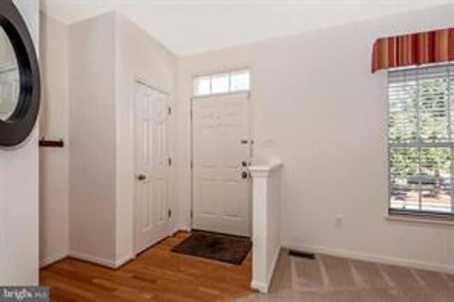 Foto del edificio - WELL MAINTAINED TOWNHOUSE WITH ONE CAR GARAGE, DECK,
