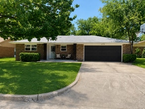 Building Photo - 2220 Louise Ln
