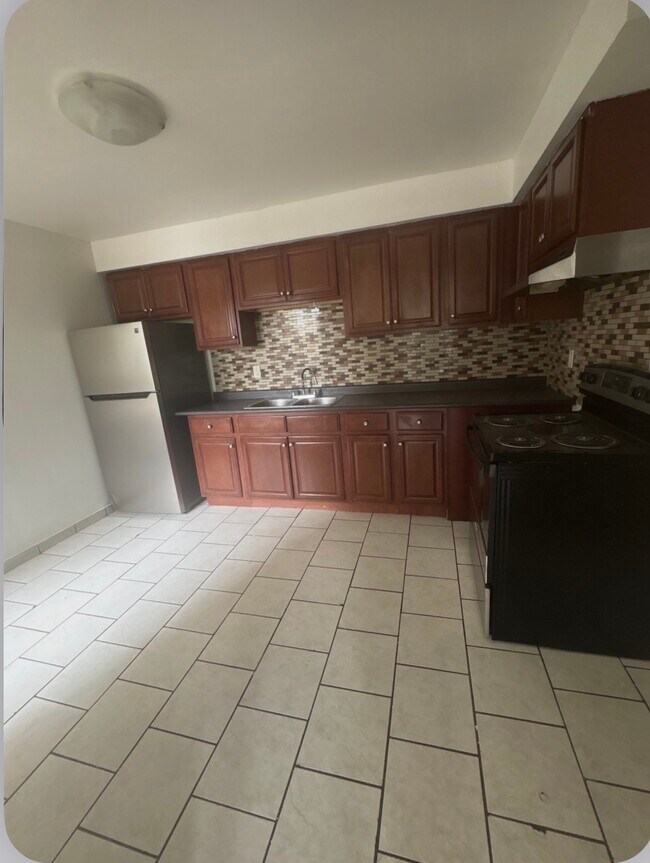 Photo du bâtiment - Large 3 Bedroom Townhouse Available