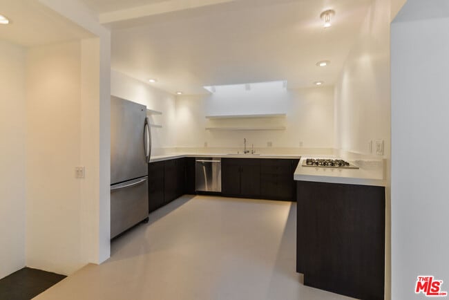 Building Photo - 558 Rose Ave