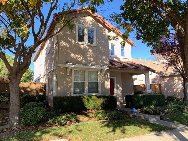 Foto del edificio - Beautiful Brentwood home with bed and full bath downstairs