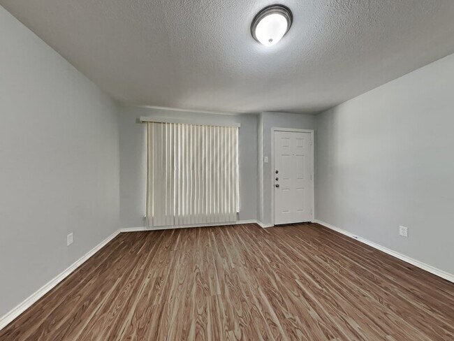 Foto del edificio - 4349 Chestnut Dr