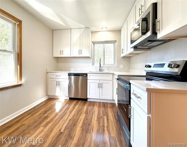 Building Photo - 2182 Vernier Rd