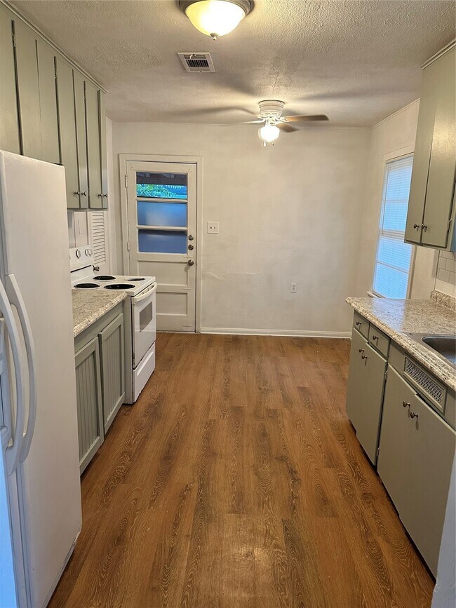 Foto del edificio - 502 Breezy Ln