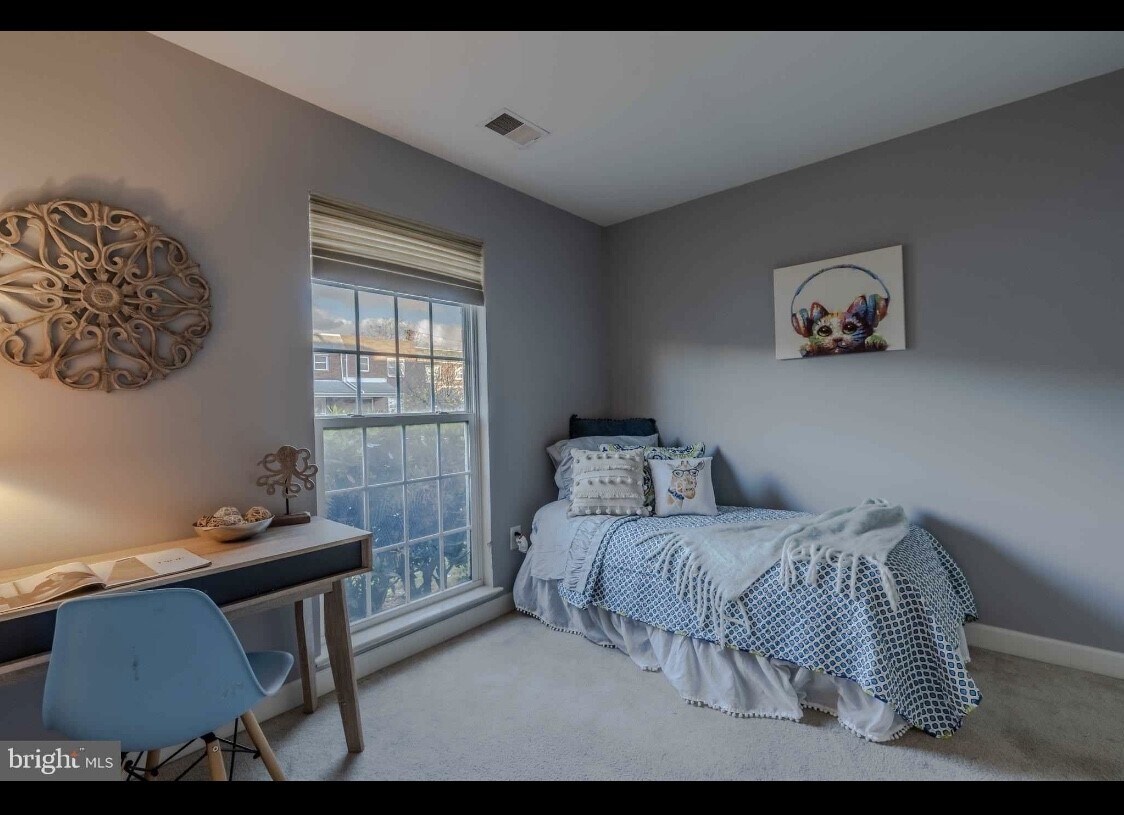 Bedroom with private full bath included - 906 Oldham St