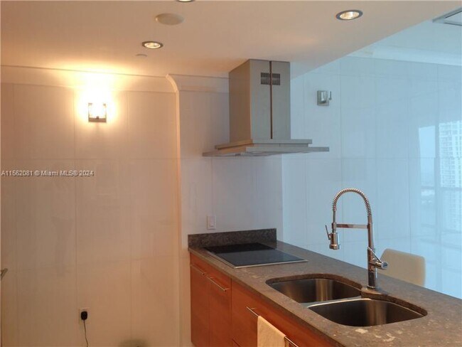 Building Photo - 485 Brickell Ave