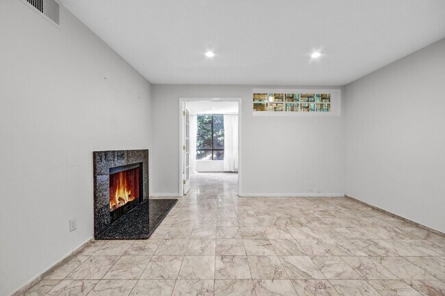 Foto del edificio - Spacious End-Unit Hollywood Condo with 2 Parking Spaces