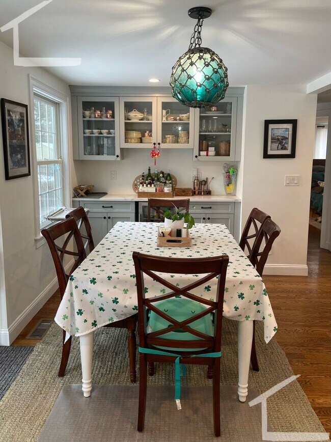 Foto del edificio - Charming 4 Bed, 2 1/2 bath in sought after...