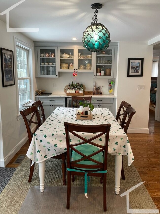 Foto del edificio - Unique Newton Single Family Home. For you 8/1/26