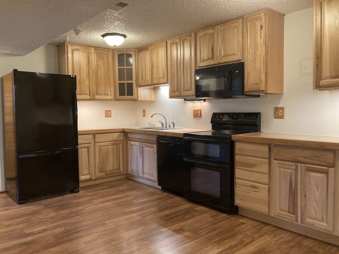 Primary Photo - Lovely 2BR/1BA with large kitchen! Laundry...