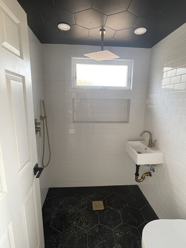 Foto del edificio - 1339 E 8th St