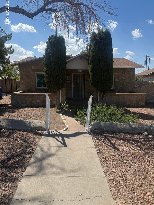 Foto principal - 2211 N Campbell St