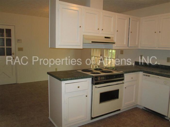 Building Photo - 290 Saxon Woods Dr