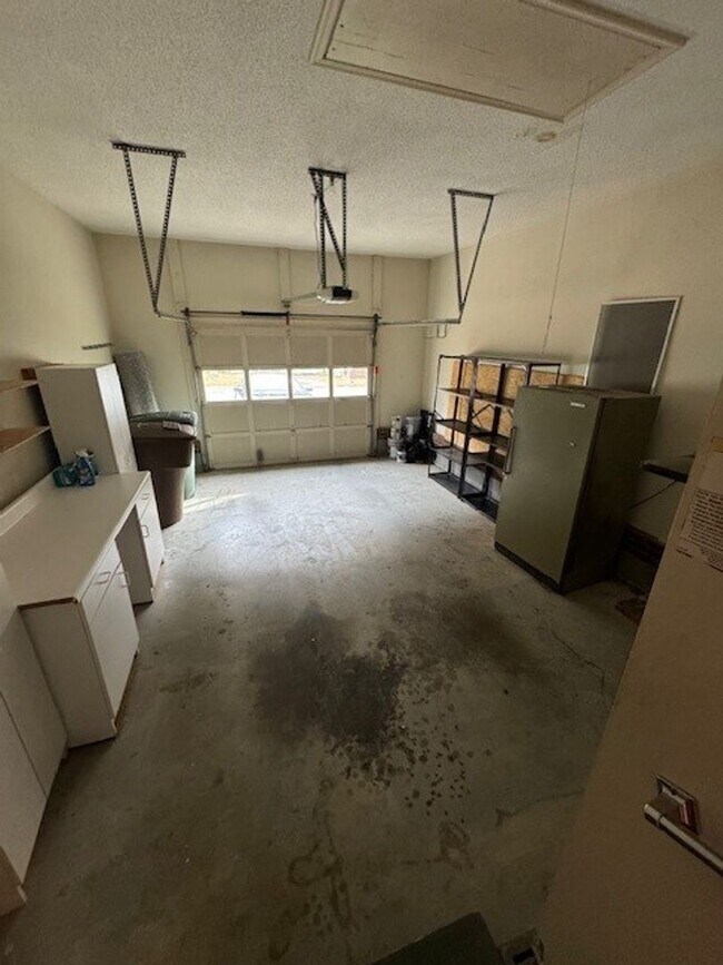 Building Photo - 3 bedroom 2.5 bath house for rent!
