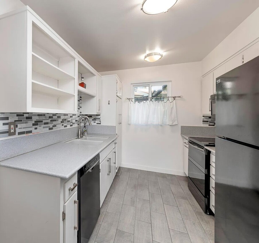 Building Photo - 1066 Miramonte Dr