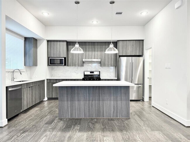 Foto del edificio - 5815 Fairdale Ln